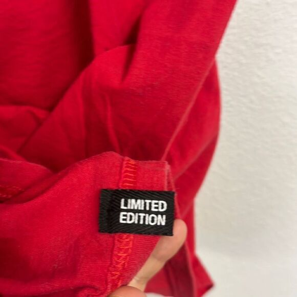 Limited Edition Kid Robot Men's‎ Dunny HG Huck Gee Red Pullover T-Shirt Size M - Picture 8 of 8